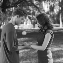 The Giver - Il mondo di Jonas: Brenton Thwaites tiene le mani a Odeya Rush