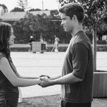 The Giver - Il mondo di Jonas: una romantica immagine di Brenton Thwaites e Odeya Rush