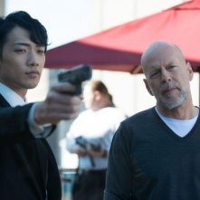 The Prince: Rain impugna la pistola, al suo fianco il sornione Bruce Willis