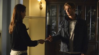 Pretty Little Liars: Drew Van Acker e Troian Bellisario in Surfing the Aftershocks