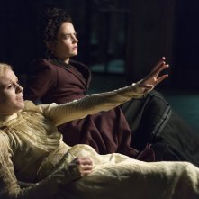 Penny Dreadful: Olivia Llewellyn e Eva Green in una scnea dell'episodio Grand Guignol