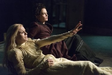 Penny Dreadful: Olivia Llewellyn e Eva Green in una scnea dell'episodio Grand Guignol