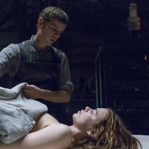 Penny Dreadful: Harry Treadaway e Billie Piper nell'episodio Grand Guignol