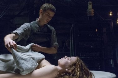 Penny Dreadful: Harry Treadaway e Billie Piper nell'episodio Grand Guignol