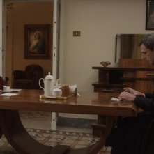 Carmen Maura e Stefano Dionisi a tavola in una scena de La madre