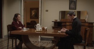 Carmen Maura e Stefano Dionisi a tavola in una scena de La madre