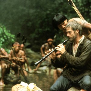 Mission: Jeremy Irons in una scena del film