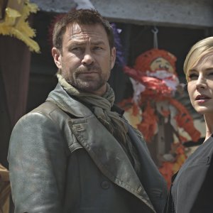 Defiance: Grant Bowler e Julie Benz nell'episodio In My Secret Life