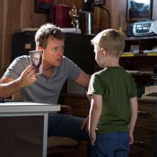 Il Paradiso per Davvero: Greg Kinnear con il piccolo Connor Corum in una scena del film