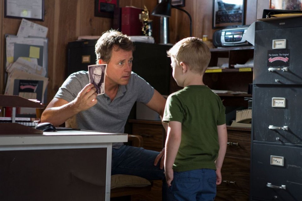 Il Paradiso per Davvero: Greg Kinnear con il piccolo Connor Corum in una scena del film