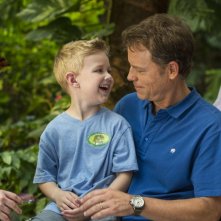 Il Paradiso per Davvero: Greg Kinnear con Connor Corum sono padre e figlio in una scena del film