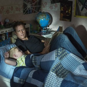 Il Paradiso per Davvero: Greg Kinnear e Connor Corum in una tenera scena del film