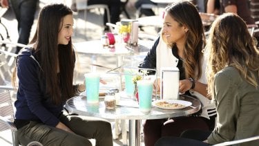 Pretty Little Liars: Shay Mitchell, Chloe Bridges e Lindsey Shaw nell'episodio Thrown from the Ride