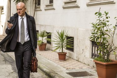 Confusi e felici: Claudio Bisio nei panni di Marcello, uno psicanalista in crisi, in una scena