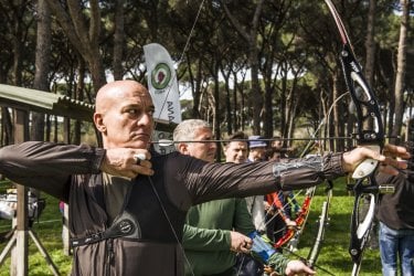 Confusi e felici: Claudio Bisio tira con l'arco in una scena del film