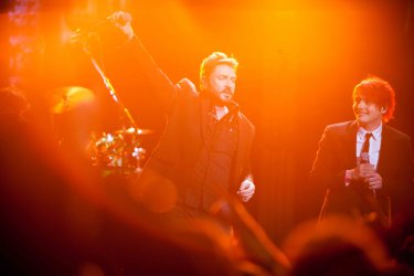 Duran Duran: Unstaged, Simon Le Bon e Gerard Way sul palco in un'immagine del documentario