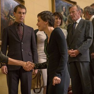 The Honourable Woman: Maggie Gyllenhaal e Eve Best nell'episodio The Empty Chair