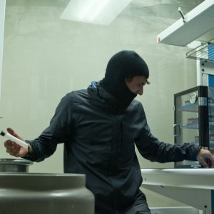 Provetta d'amore: Paul Schneider alle prese con la sua 'prova d'amore' in una scena del film