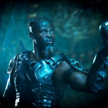 Guardiani della galassia: Djimon Hounsou con una sfera in mano