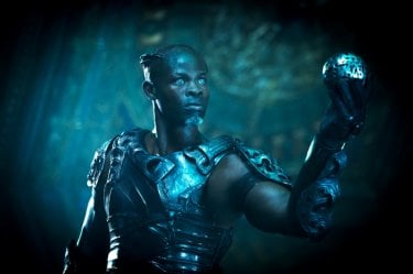 Guardiani della galassia: Djimon Hounsou con una sfera in mano