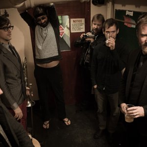 Mistaken for Strangers: Tom Berninger dietro le quinte con i The National in una scena del documentario