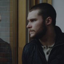 Glassland: Jack Reynor guarda fuori dalla finestra