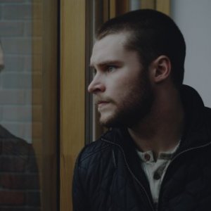 Glassland: Jack Reynor guarda fuori dalla finestra