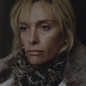 Glassland: un intenso primo piano di Toni Collette