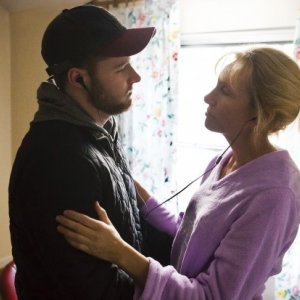 Glassland: Jack Reynor e Toni Collette si abbracciano