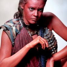 2047 - Sights of Death: Neva Leoni in una scena del film nei panni di Tuag