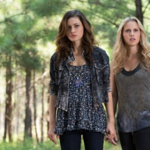 The Originals: Claire Holt e Phoebe Tonkin nell'episodio Il rito del raccolto