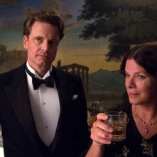 Magic in the Moonlight: Colin Firth e Marcia Gay Harden durante un ricevimento