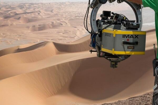 Star Wars: Episode VII - Il deserto di Tattoine con una telecamera IMAX pronta a riprendere