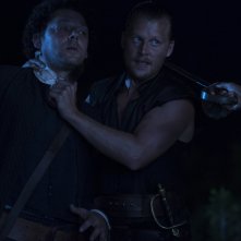 Crossbones: Richard Coyle e David Hoflin nell'episodio Antoinette