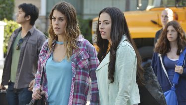 Pretty Little Liars: Lindsey Shaw e Chloe Bridges nell'episodio Miss Me x 100