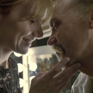 Amy Ryan e Michael Keaton in una tenera scena del film
