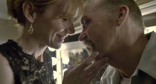 Amy Ryan e Michael Keaton in una tenera scena del film