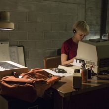 Halt and Catch Fire: Mackenzie Davis durante una scena dell'episodio Landfall