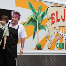 Chef - La ricetta perfetta: Jon Favreau ed Emjay Anthony davanti al loro furgoncino