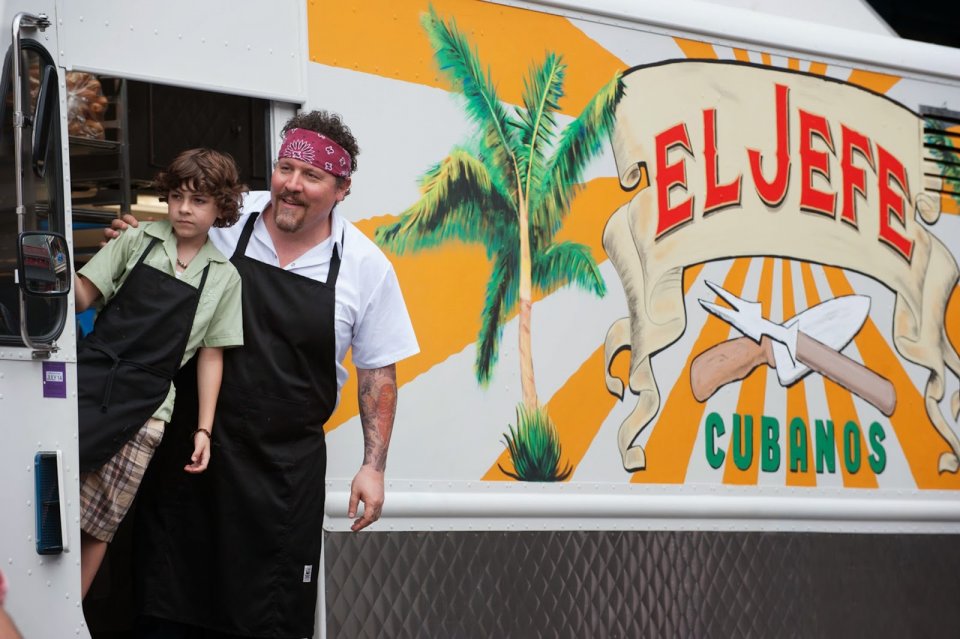 Chef - La ricetta perfetta: Jon Favreau ed Emjay Anthony davanti al loro furgoncino