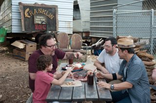 Chef - La ricetta perfetta: Jon Favreau, John Leguizamo, Aaron Franklin ed Emjay Anthony a tavola