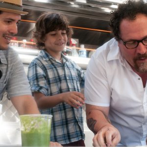 Chef - La ricetta perfetta: Jon Favreau con Emjay Anthony e John Leguizamo in una scena