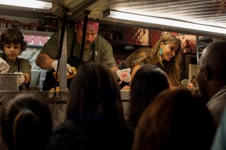 Chef - La ricetta perfetta: Jon Favreau, il piccolo Emjay Anthony e Sofia Vergara servono i clienti