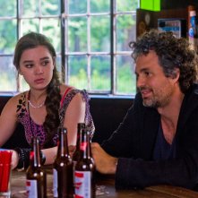 Begin Again - Tutto può cambiare: Hailee Steinfeld e Mark Ruffalo al bar