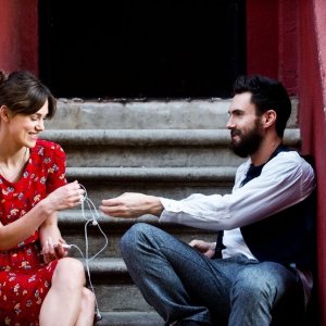 Begin Again - Tutto può cambiare: Keira Knightley e Adam Levin in una scena del film