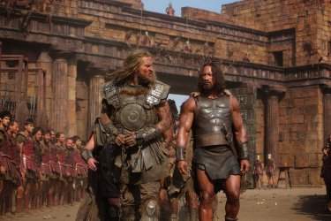 Tobias Santelmann e Dwayne Johnson in una scena di Hercules - Il Guerriero