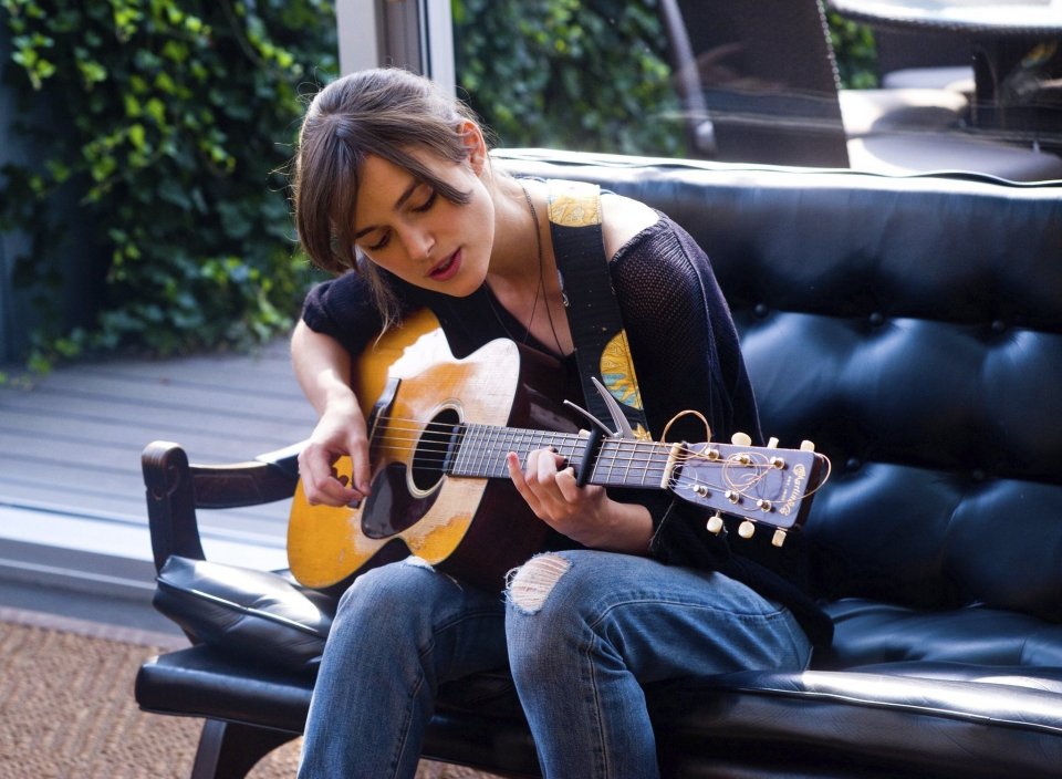 Begin Again - Tutto può cambiare: Keira Knightley suona la chitarra