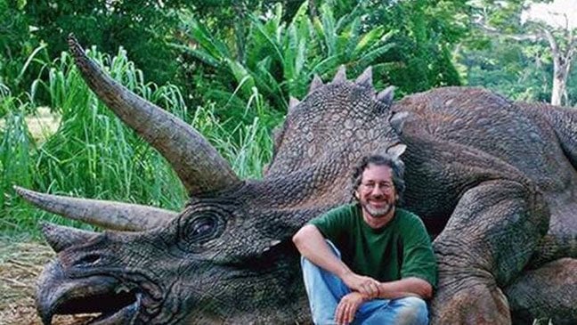 Jurassic Park: Steven Spielberg sul set in posa davanti a un triceratopo