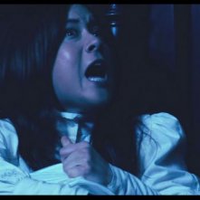 Anna Ishida in una drammatica sequenza dell'horror I Am a Ghost