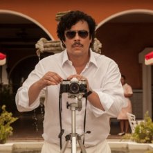 Paradise Lost: Benicio del toro scatta una foto nei panni di Pablo Escobar